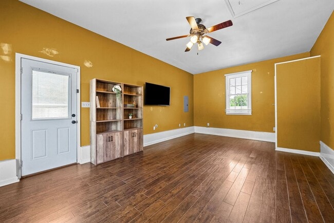 Building Photo - 1409 Janet Way Dr