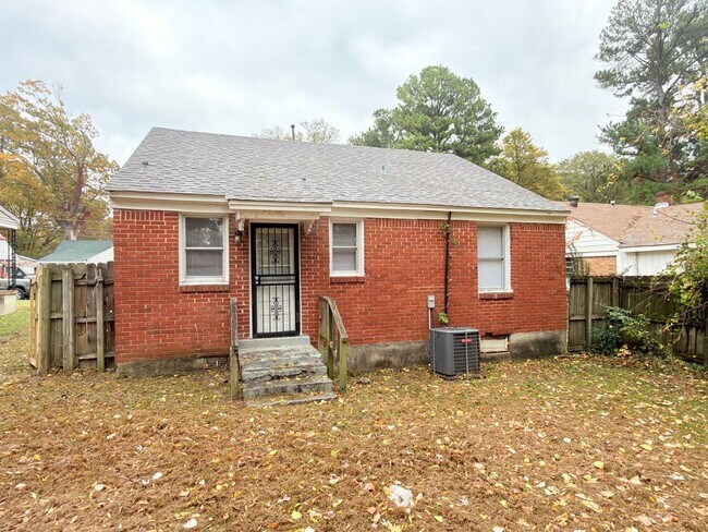 Building Photo - Charming Memphis Home with Spacious Yard – Move-In Special!
