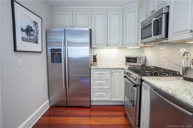 Building Photo - 1028 Farmington Ave