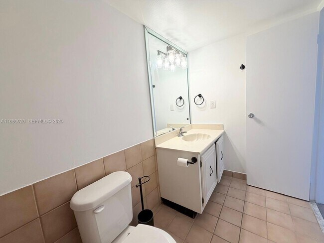 Building Photo - 800 Parkview Dr