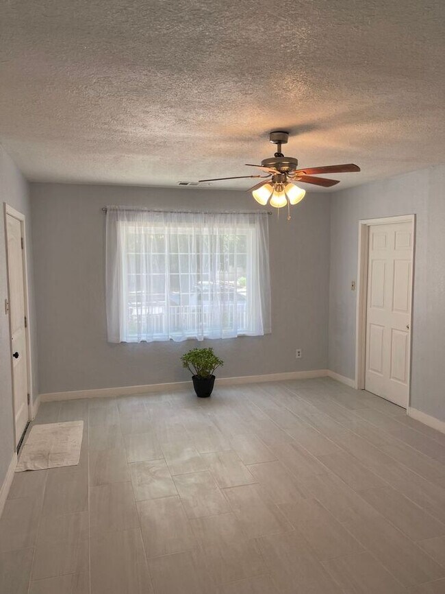 Building Photo - Coming Soon Modesto Renovated 3 Bedroom 1 ...