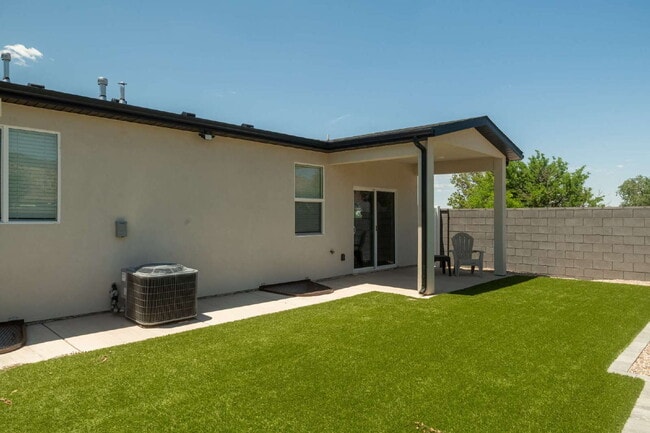 Building Photo - Private Bedroom with Private Bathroom – Fully Furnished & Move In Ready