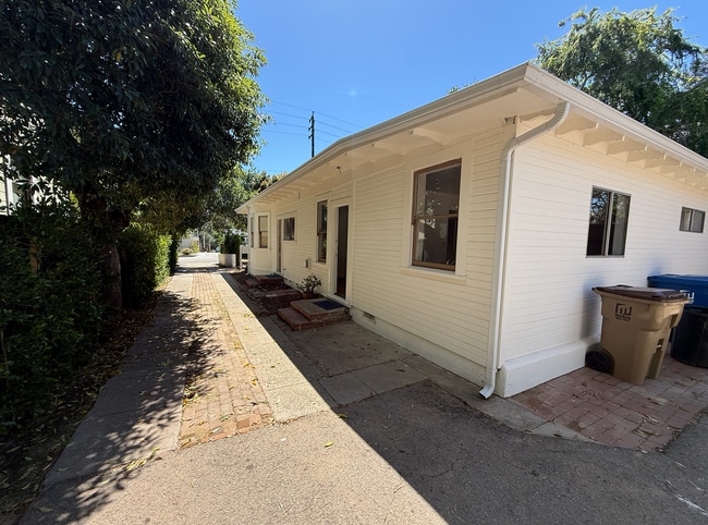 Building Photo - 1528 Castillo St