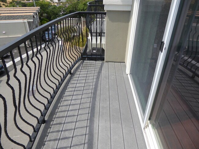 Building Photo - UPDATED 2 BEDROOM END UNIT 2-STORY CONDO WITH GREAT VIEWS IN SAN RAFAEL