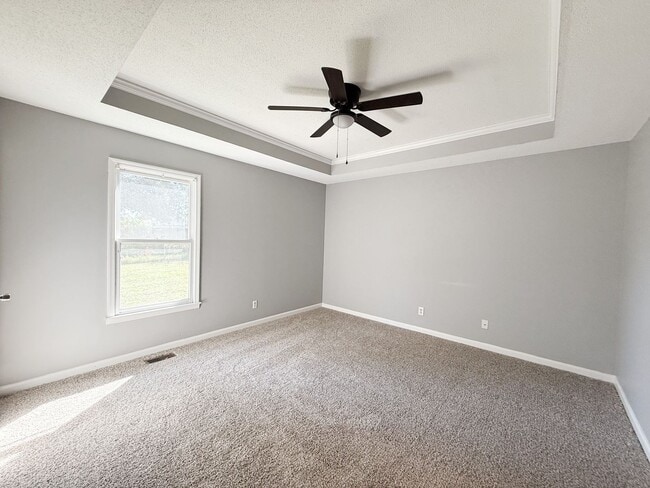 Building Photo - 3 Bedroom 2 Bathroom Home