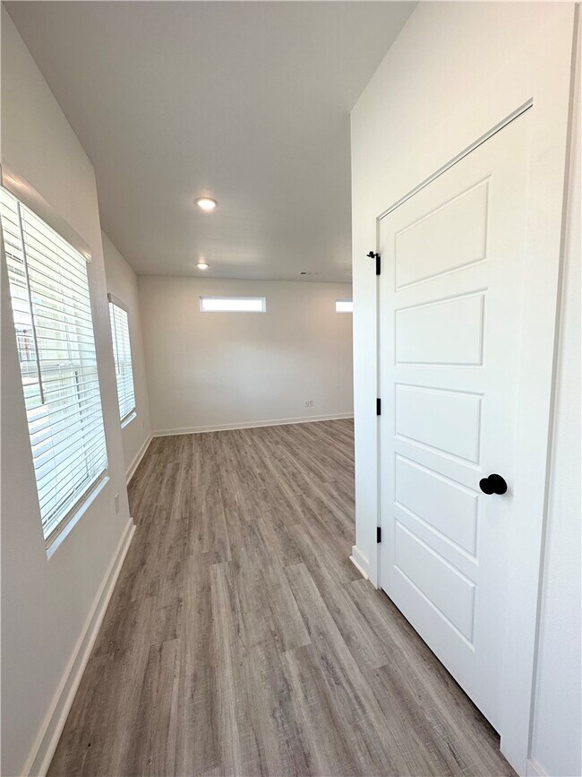 Building Photo - 1070 Boardwalk Ave
