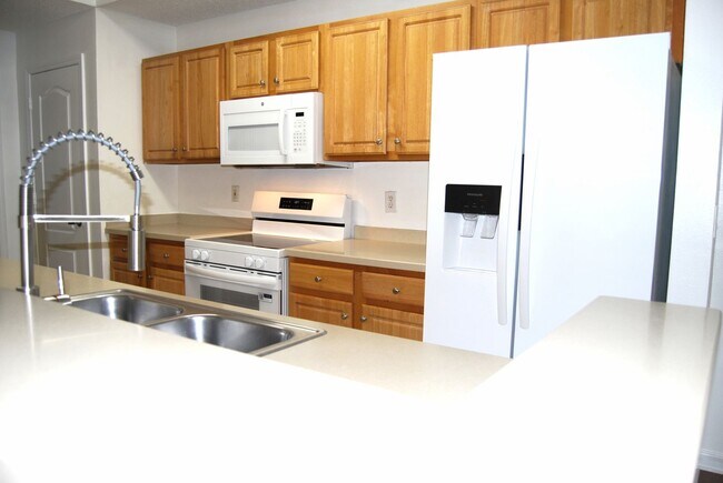 Building Photo - 3 Bedroom with Water View - Villanova at H...