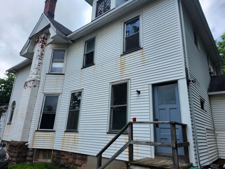Building Photo - 307 W State St