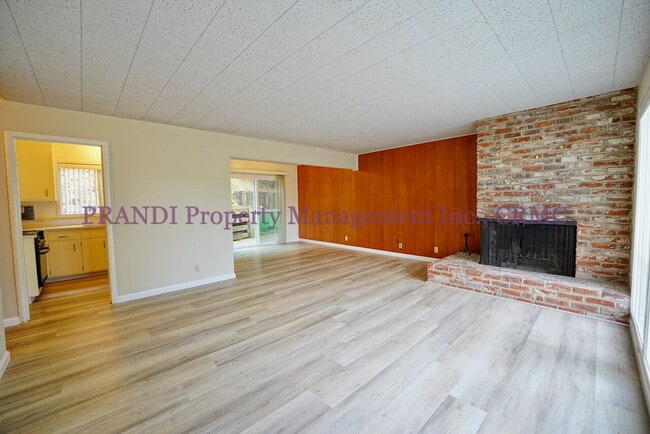 Building Photo - 6 Eden Ln
