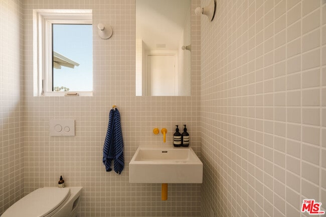 Building Photo - 1097 W Kensington Rd