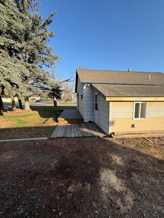 Building Photo - Newly Renovated 2-Bedroom Home – Pet Friendly!