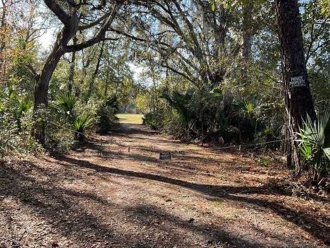 Building Photo - Amazing semi private secluded property