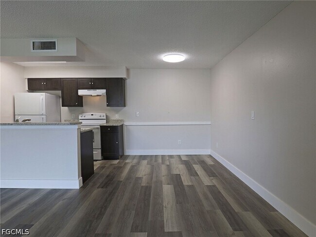Building Photo - 5303 Summerlin Rd
