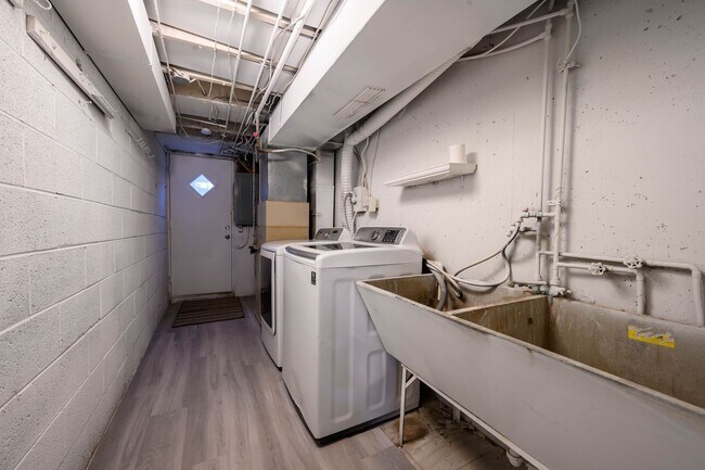 Building Photo - Completely renovated end row home! Stainle...