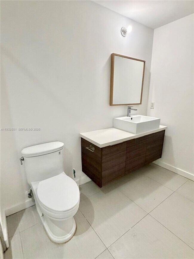 Building Photo - 1010 SW 2nd Ave