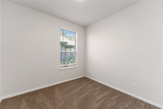 Building Photo - 25587 Blossom Ct