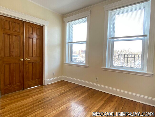 Building Photo - 352 Riverway