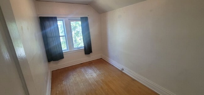 Building Photo - Duluth MN 4 Bedroom - 1 Bath - 1 Car Garag...