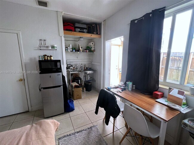 Building Photo - 2040 NE 183rd St