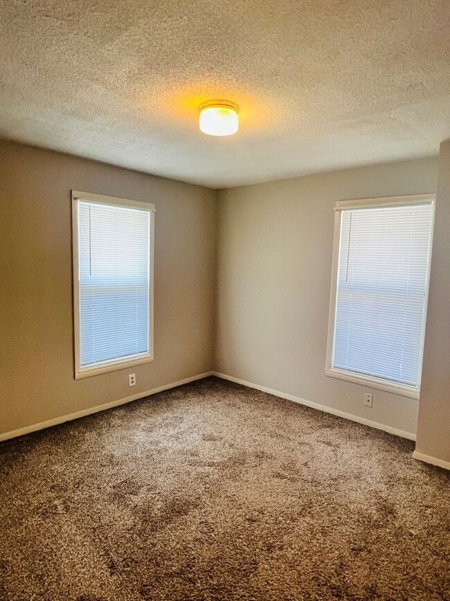 Building Photo - Spacious 2 Story Home