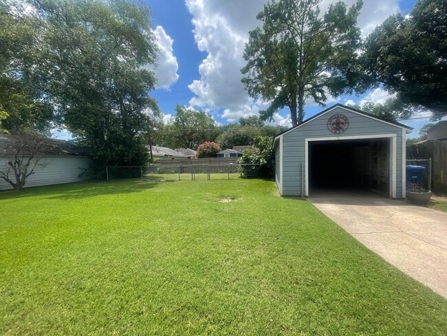 Building Photo - Broadmoor Gem! Move In Ready So Hurry!