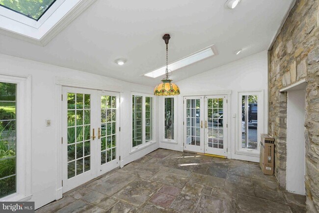 Building Photo - 1268 Rydal Rd