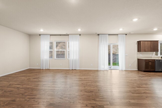 Building Photo - 2022 Built Charming 4-Bedroom Retreat with Scenic Views just 15 minutes west from downtown Spokane