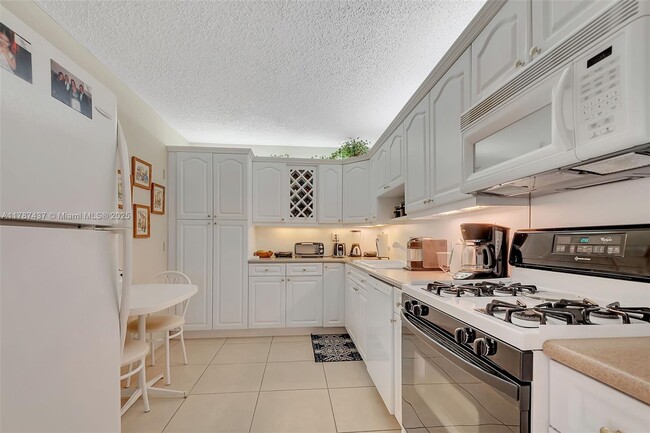 Building Photo - 3140 S Ocean Dr