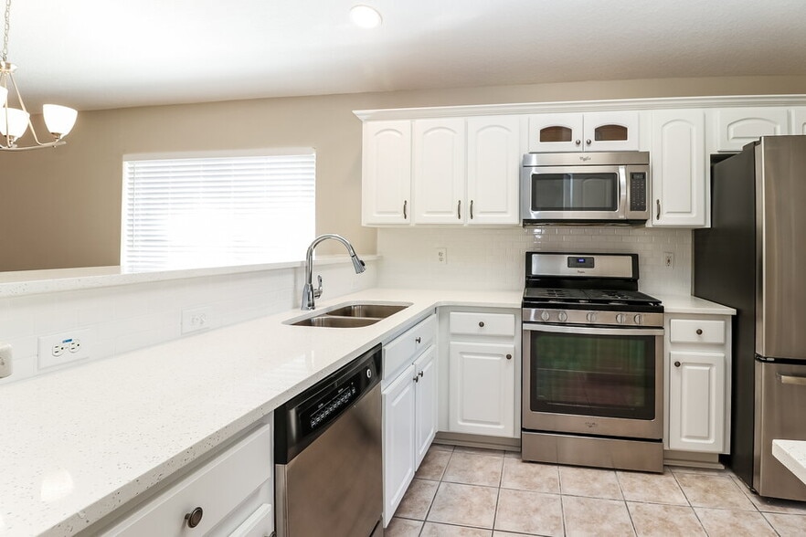 Building Photo - 8646 Persea Ct