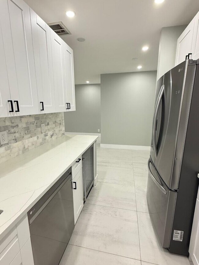 Building Photo - 2191 NE 68th St