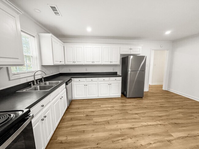 Building Photo - Newly Remodeled 3-BR, 2-Bath Home