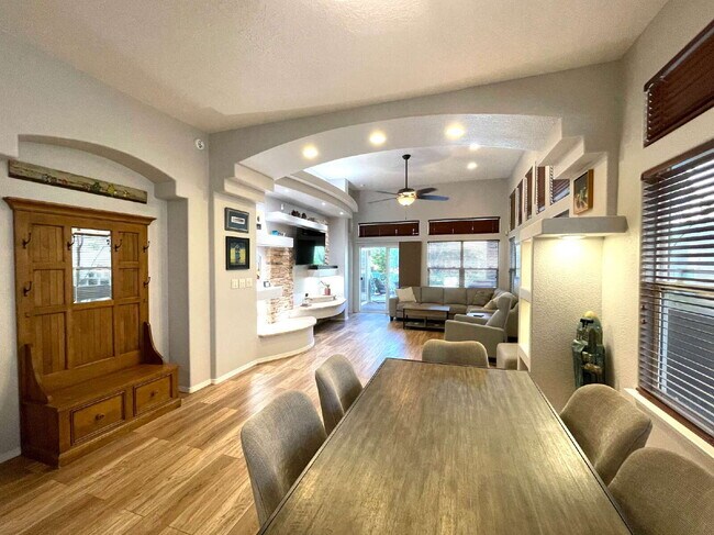 Building Photo - High Desert Beauty! Community Pool!