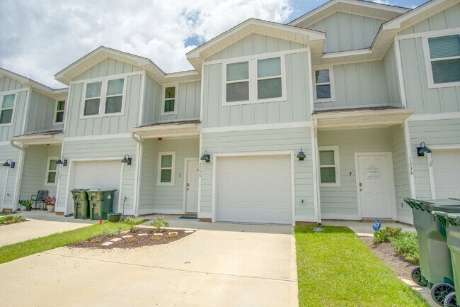 Building Photo - Spacious North Pensacola Townhome Featuring Modern Finishes, Granite Kitchen, Private Garage, Com...