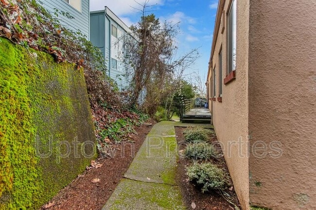 Building Photo - 1328 NE 68th Ave