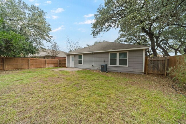 Building Photo - Charming 3-Bedroom Home in Carriage Hills ...