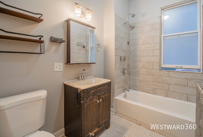 Building Photo - 1252 W Elmdale Ave