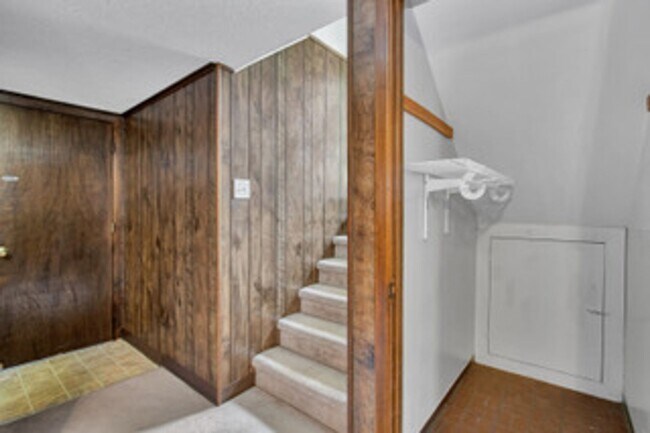 Building Photo - Knoxville 37934 - Split-level Home with 4 Bedrooms, 2 Baths & a 2-car garage. Call Lisa Vineyard ...