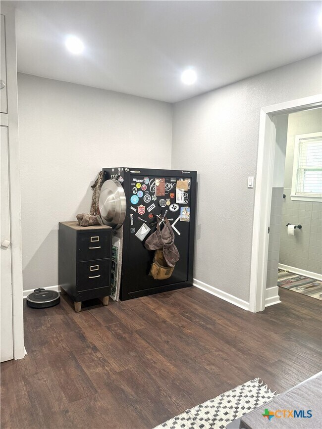 Building Photo - 1045 Arnold Rd