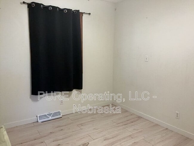 Building Photo - 105 N Elm St