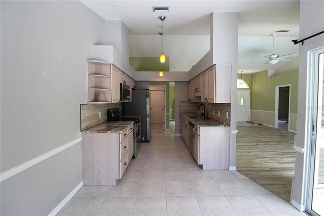 Building Photo - 9421 Fruitland Ave