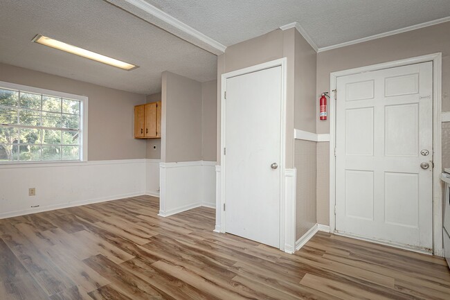 Building Photo - Cute 2 Bedroom Home