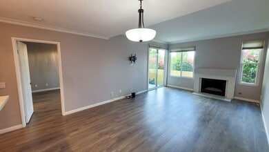 Building Photo - Downstairs 2 Bed 2 Bath Condo in Gated Community!