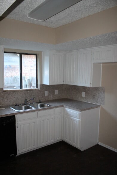 Building Photo - 717 Cross Ridge Circle North