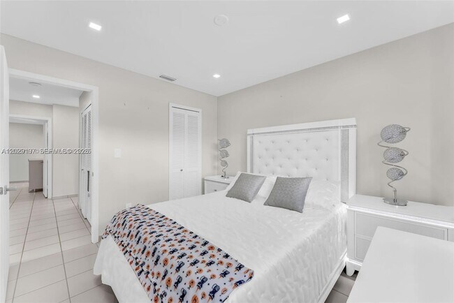 Building Photo - 1417 SW 139th Ave