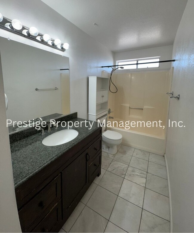 Building Photo - 3/2 East Side Charmer w/ an Updated Kitche...