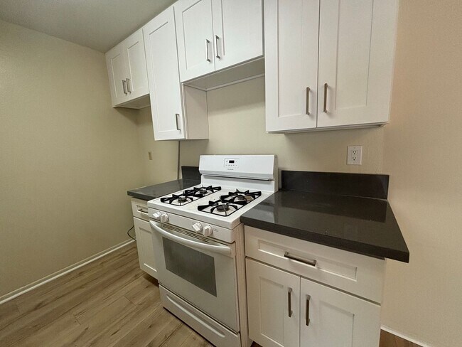 Building Photo - 10241 Commerce Ave