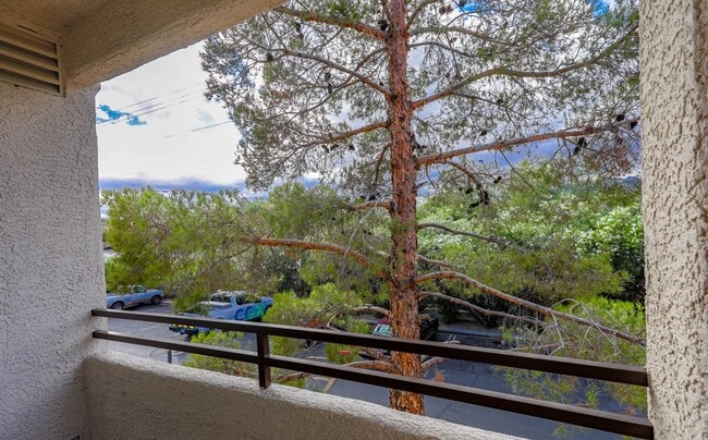 Building Photo - 3 Bed Condo In Gated West Side Community