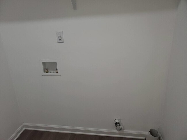 Building Photo - 1/2 off 1st months Rent move in special!!!...