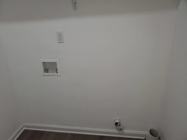 Building Photo - 1/2 off one month with 15 month lease 1 mo...