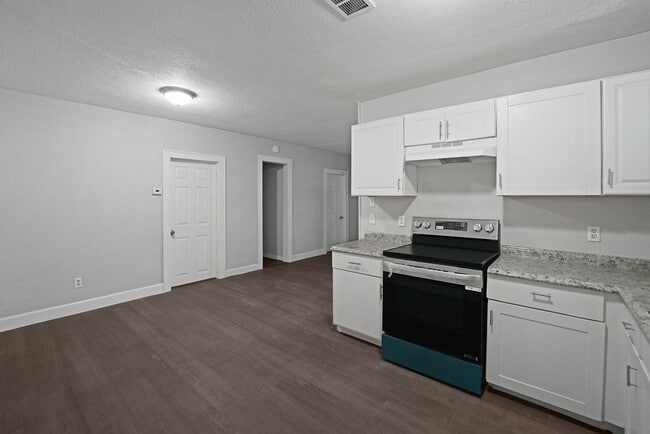 Building Photo - 214 E 1st St